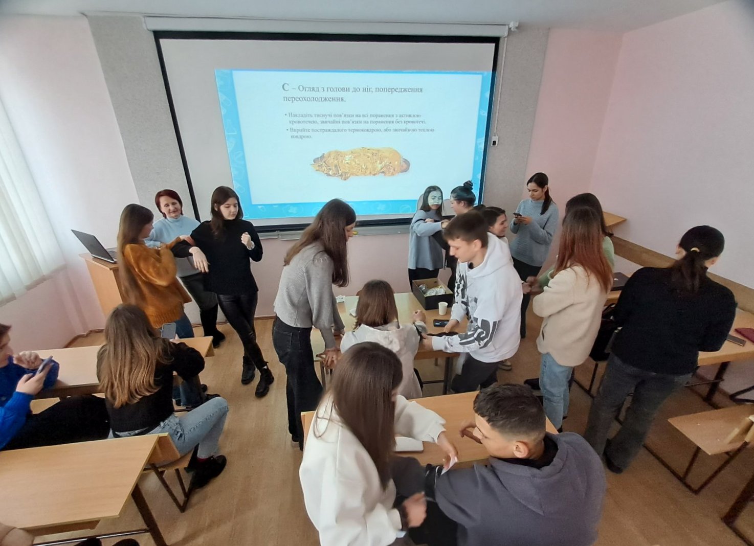 Студенти-журналісти вчаться накладати джути